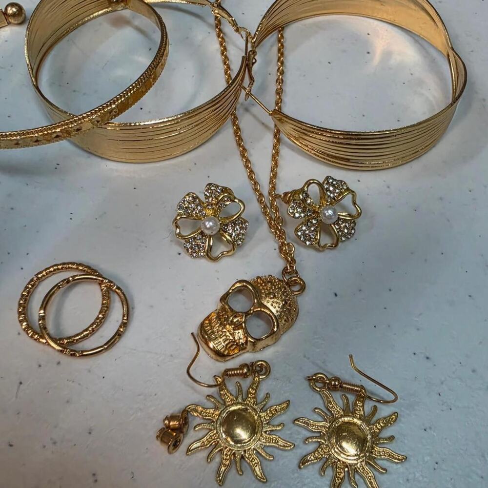 Gold tone jewelry lot